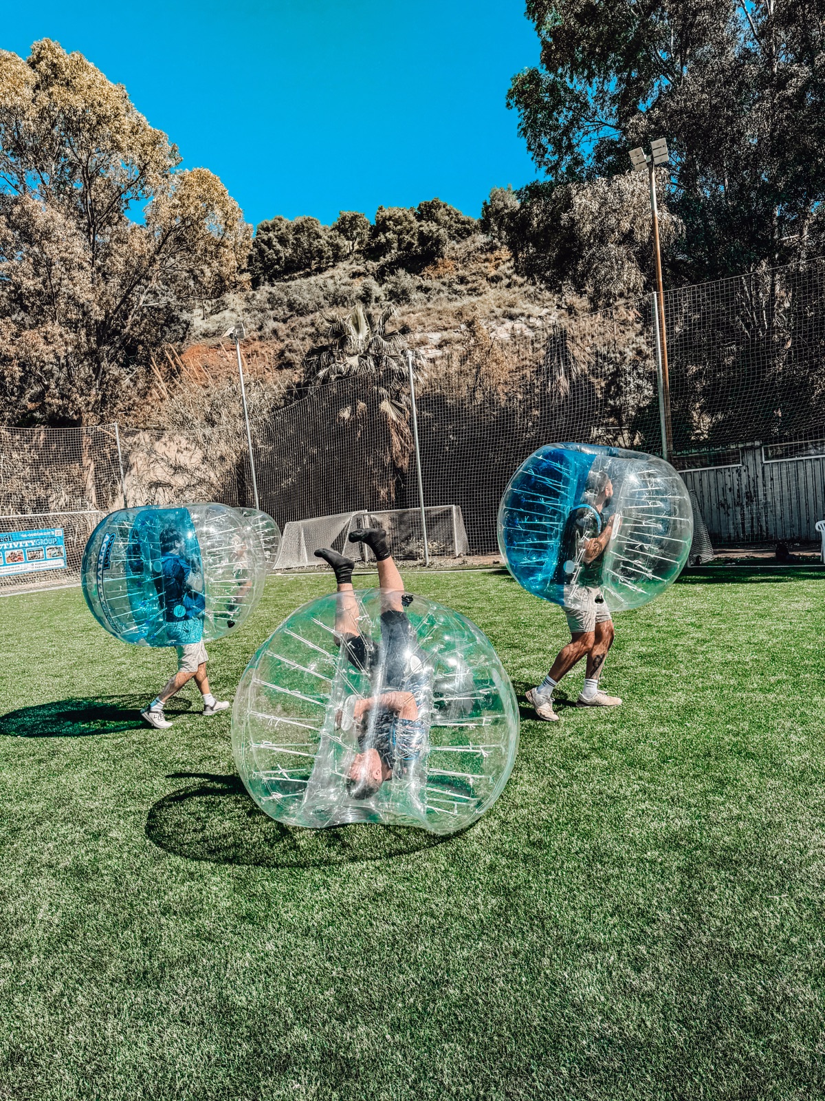 Groupe jouant au Bubble Football à Lisbonne