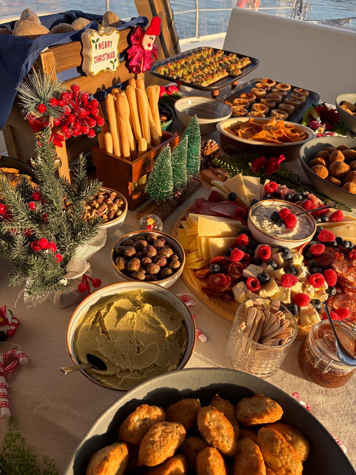 Buffet de Noël installé à bord d’un bateau