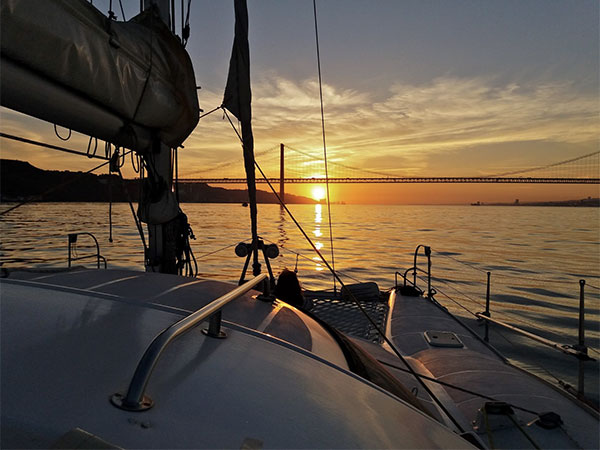 Coucher-de-soleil-Catamaran-8-personnes-min Le meilleur site pour vos réservations de croisière à Lisbonne. O melhor sítio para as suas reservas de cruzeiros em Lisboa. The best site for your Lisbon cruise bookings. EVG EVJF Bachelor