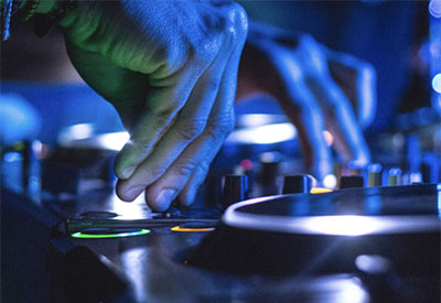 DJ, système son (uniquement pour les groupes de 20 personnes et +)
