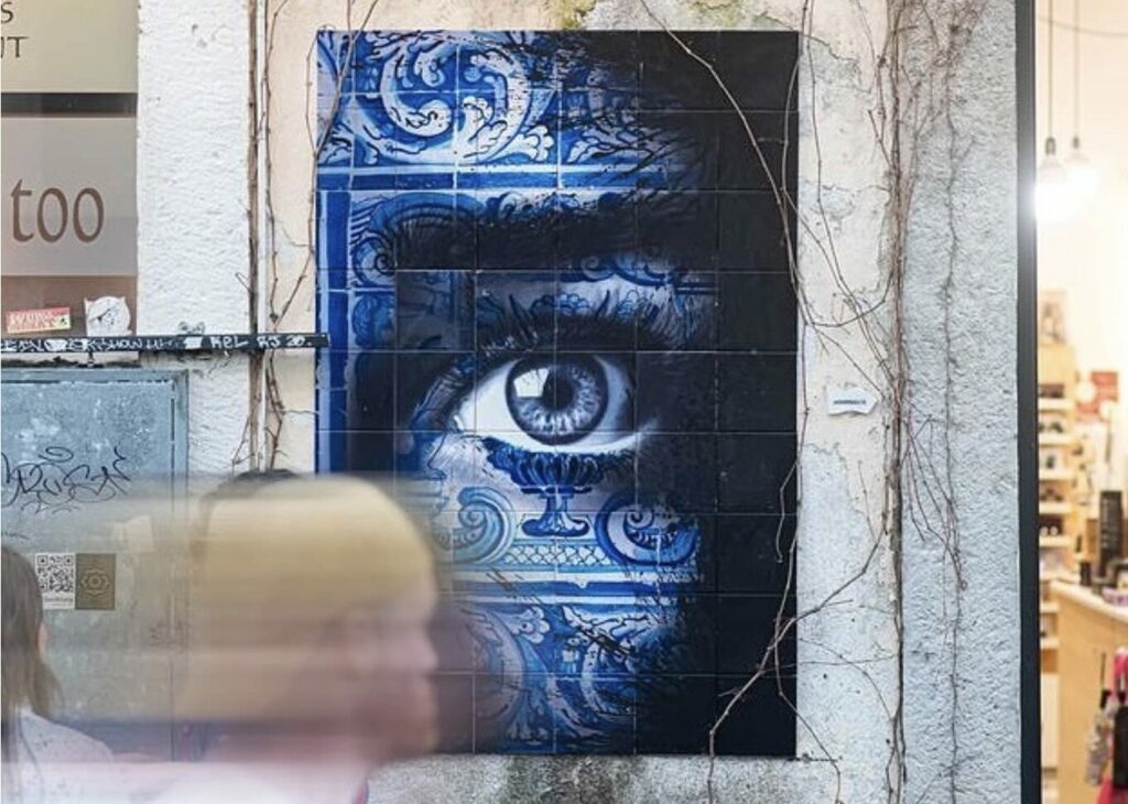 Partez à la découverte du street-art à Lisbonne avec O Gringo, l’artiste qui donne vie aux azulejos. Visites guidées et parcours artistiques sur mesure.