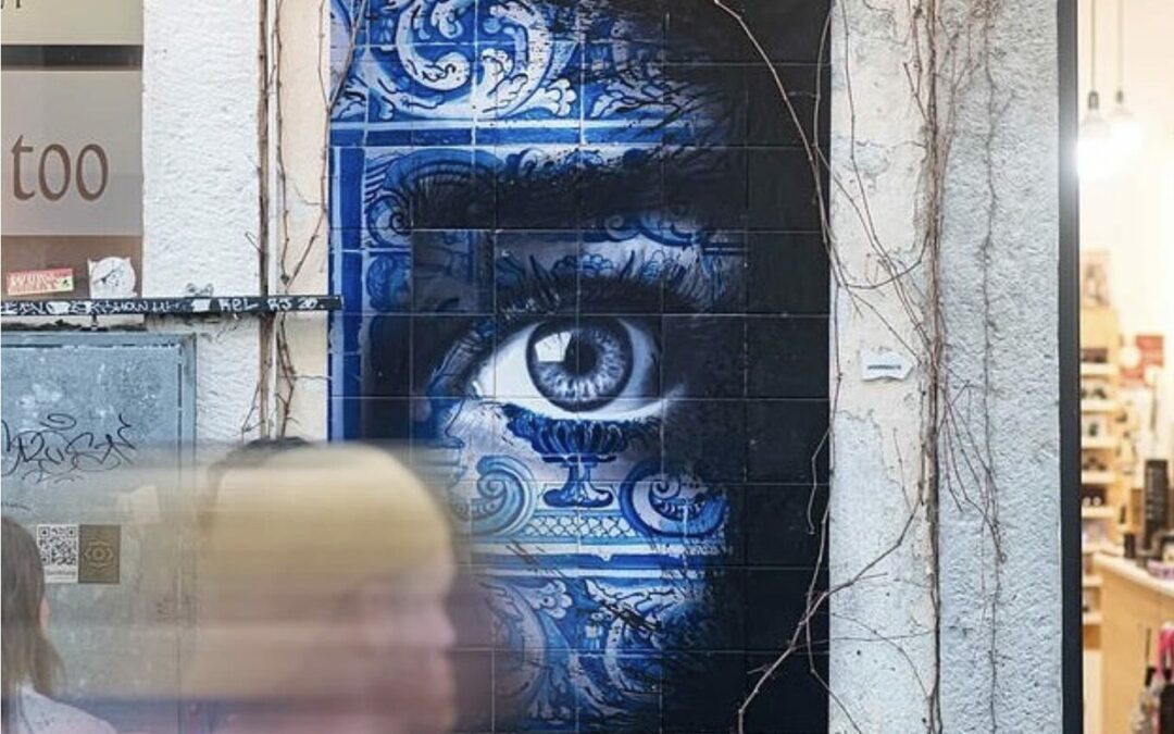 Partez à la découverte du street-art à Lisbonne avec O Gringo, l’artiste qui donne vie aux azulejos. Visites guidées et parcours artistiques sur mesure.