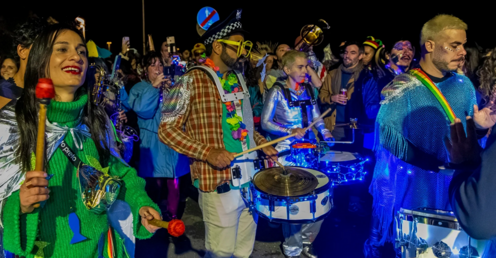 Dates, cortejos, soirées et lieux alternatifs pour vivre le Carnaval à Lisbonne en février 2026. Guide par quartiers, du jour à la nuit.